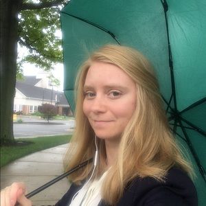 Meet your Poshers, Sarah and Lili